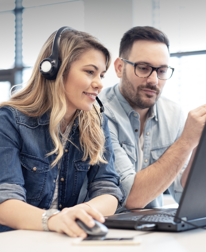 Dos personas buscan un proveedor en sortlist.com