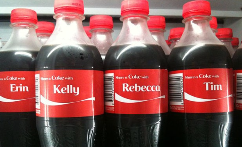 Coca-Cola revolucionó el branded content con su campaña de botellas y latas con nombres de personas.