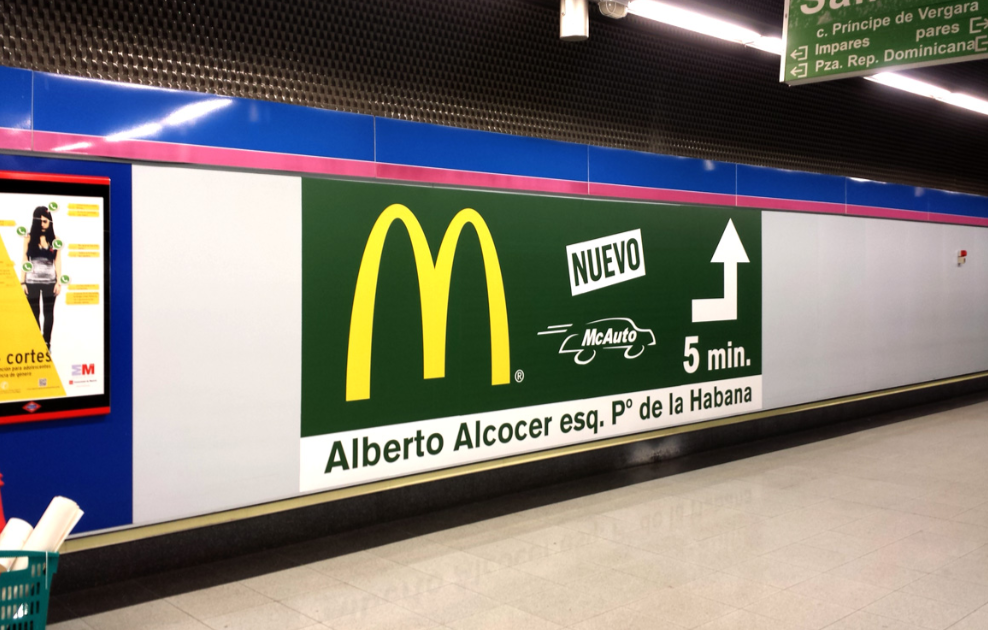 McDonald's ha sabido sacar provecho a los anuncios en metro Madrid.