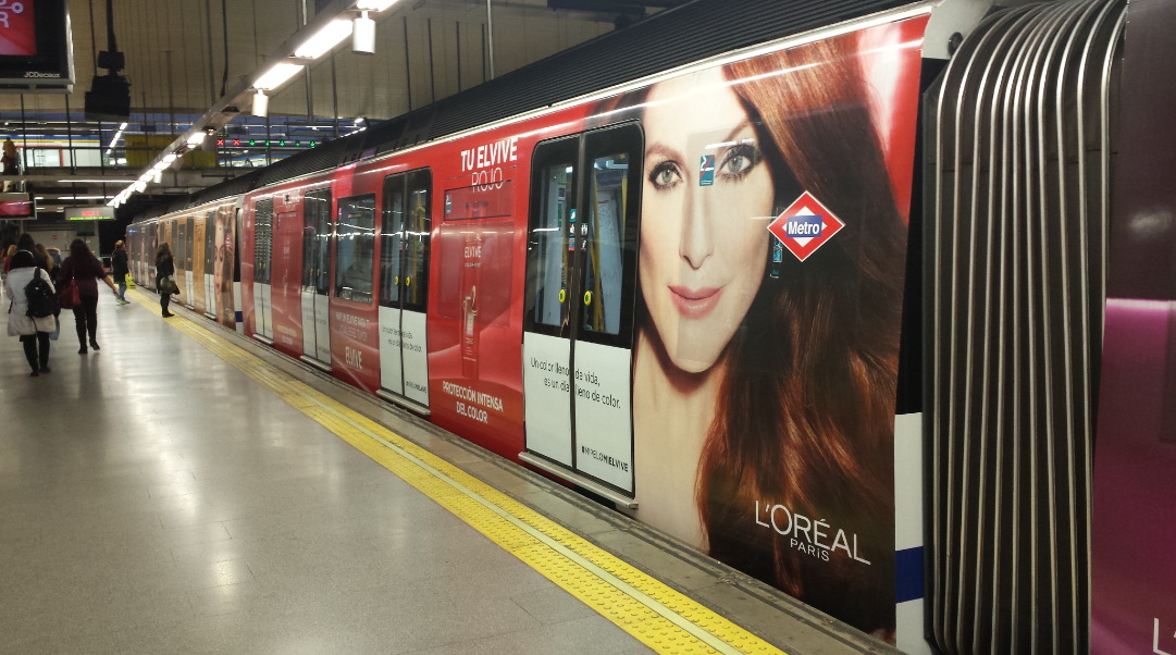 L'Oréal es otra marca que rotuló el metro para dar a conocer sus productos para el cabello de las mujeres.
