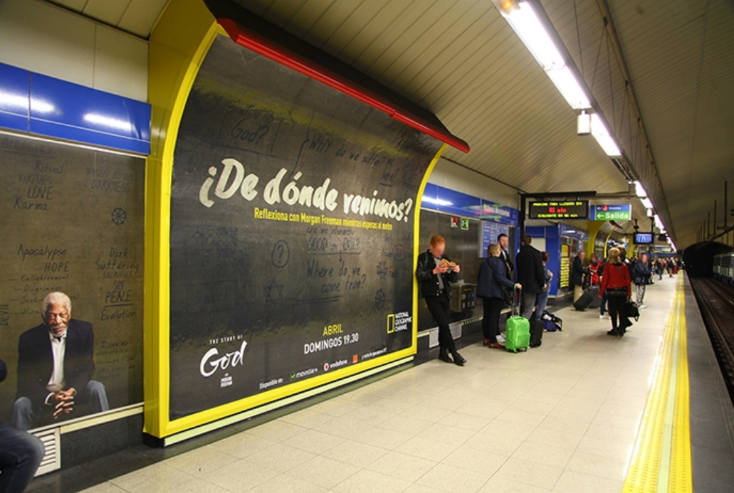 ¿Morgan Freeman esperando el metro en Madrid? Así parece, o eso nos hace creer el anuncio de Nat Geo.